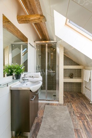 Comfort Apartment (Gabi) | Bathroom | Shower, free toiletries, hair dryer, towels - VIP Apartamenty Widokowe (Zakopane)