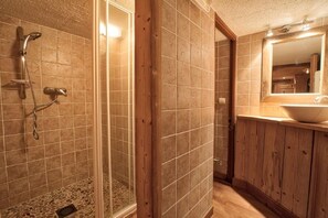 Kostenlose Toilettenartikel, Bademäntel, Hausschuhe, Handtücher