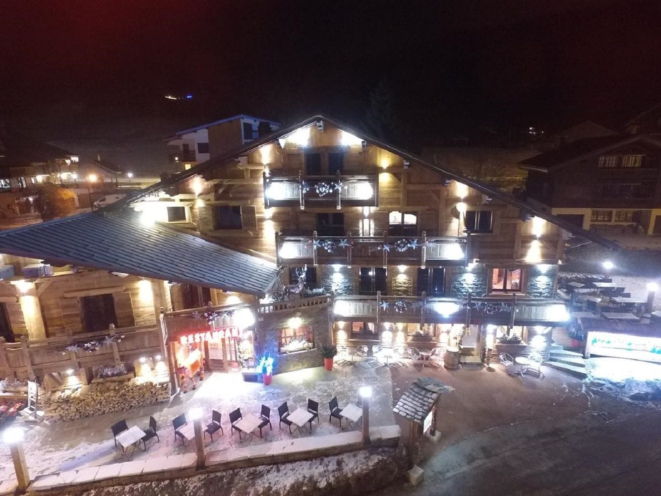 Majoituspaikan julkisivu illalla/yöllä