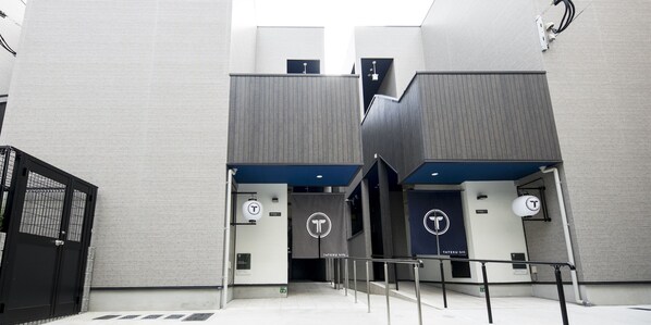 Vista frontal de la propiedad