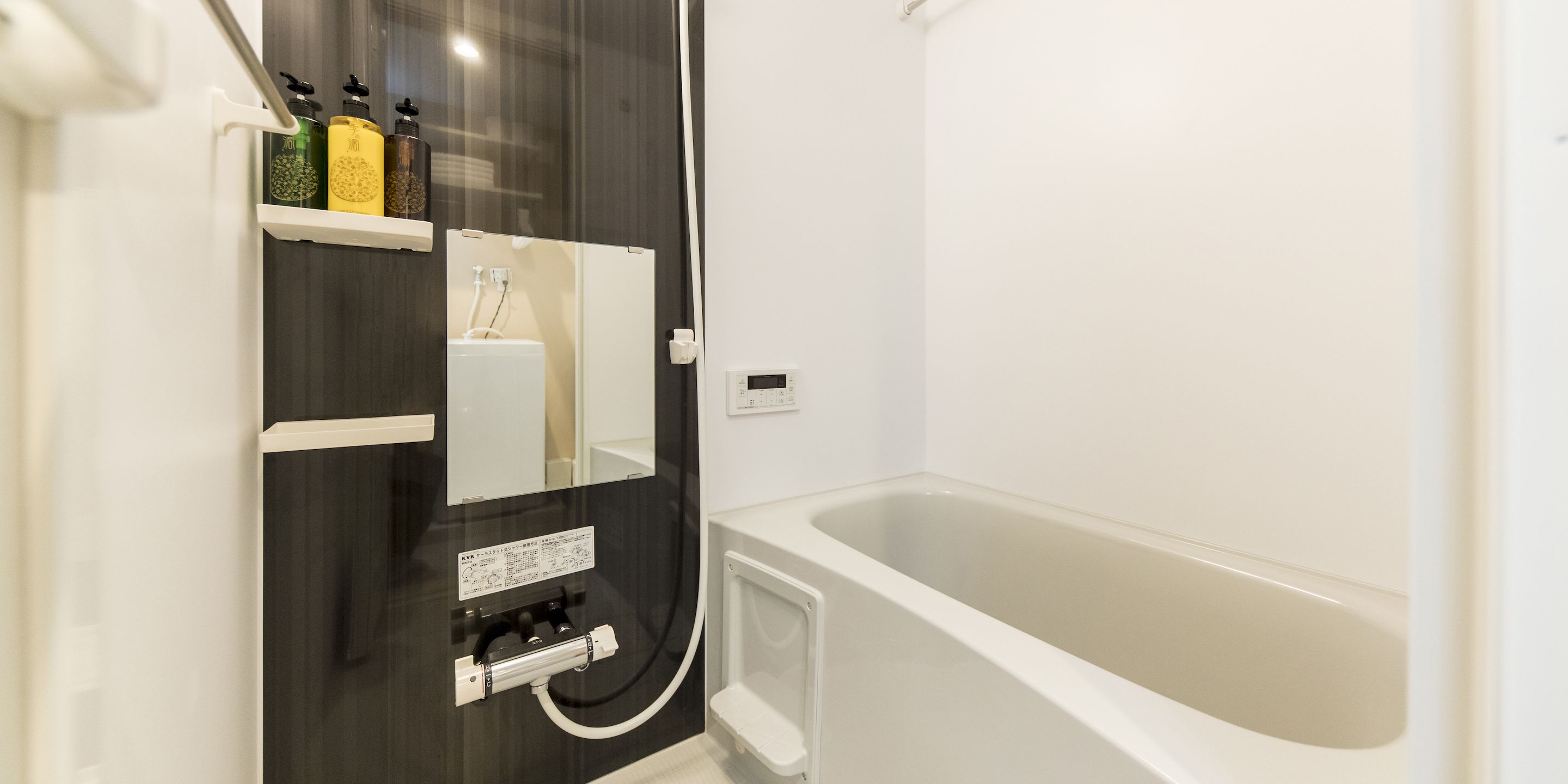 Baignoire et douche séparées, baignoire relaxante profonde