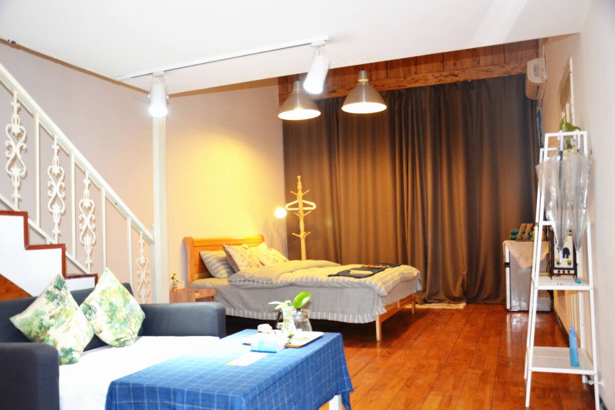 Design-Apartment, 2 Schlafzimmer | Schreibtisch, Verdunkelungsvorhänge, kostenloses WLAN