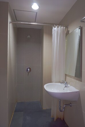 Standard Double Room | Bathroom