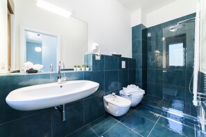 Apartemen Klasik | Kamar mandi | Shower, pancuran hujan, perlengkapan mandi gratis, dan pengering rambut