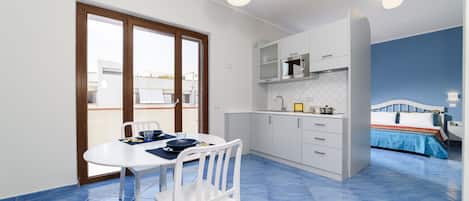 Apartament urbà | Cuina privada | Frigorífic, microones, placa de cuina i bullidora elèctrica