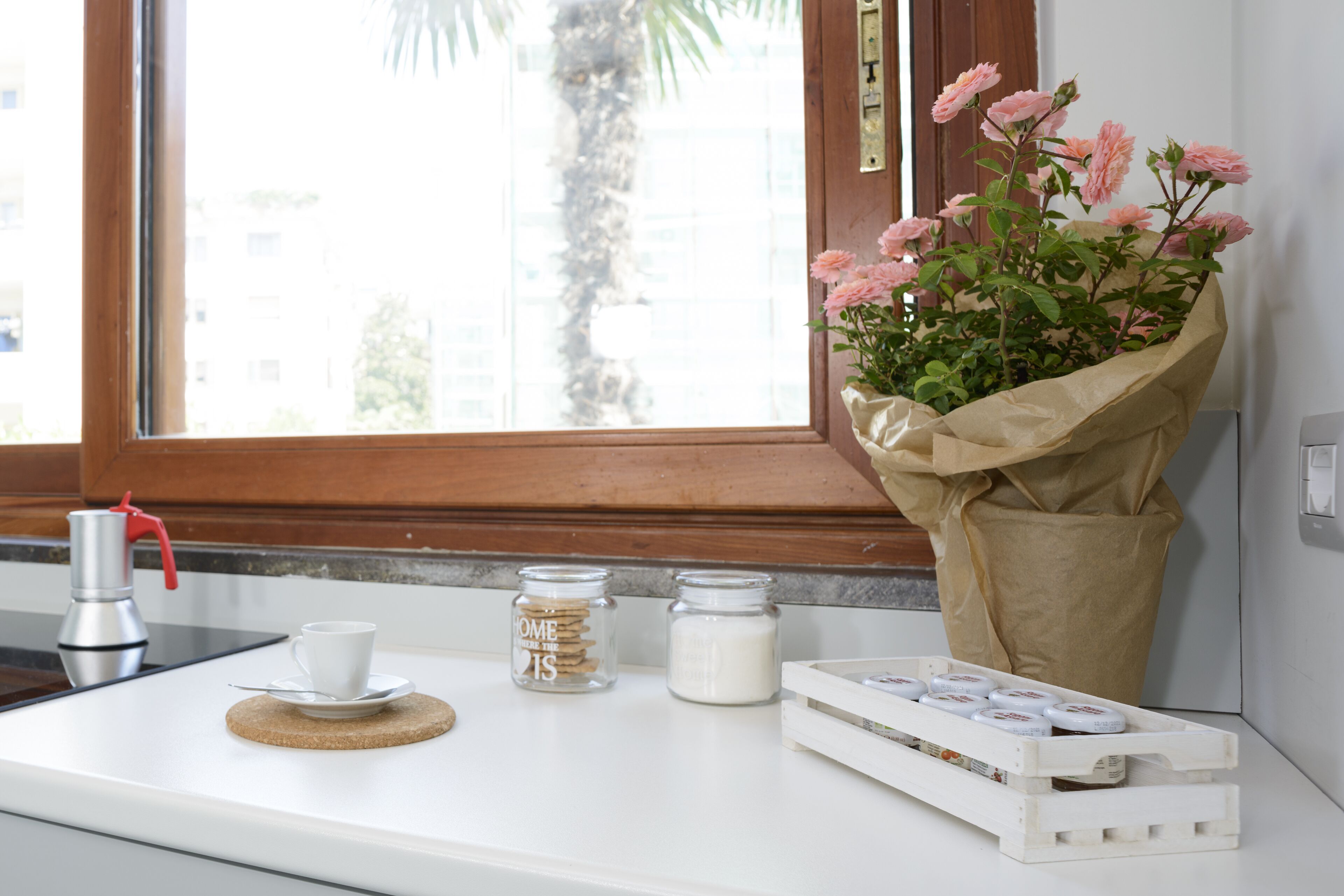 Klassiek appartement | Privékeuken | Een koelkast, een microgolfoven, een kookplaat, een waterkoker