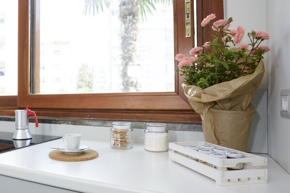 Classic Apartment | Private kitchen | Fridge, microwave, stovetop, electric kettle - B&B Il Papavero (Salerno)