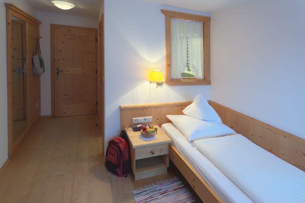 防敏寢具、房內夾萬、免費 Wi-Fi、床單