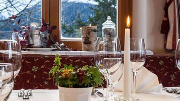 Petit déjeuner et dßner servis sur place, spécialités Cuisine régionale