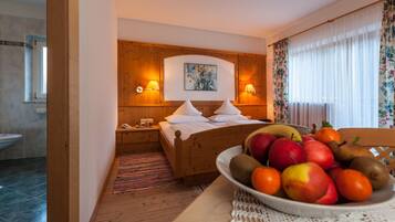 Superior-Doppelzimmer, Nichtraucher (Arnika) | Allergikerbettwaren, Zimmersafe, kostenloses WLAN, Bettwäsche