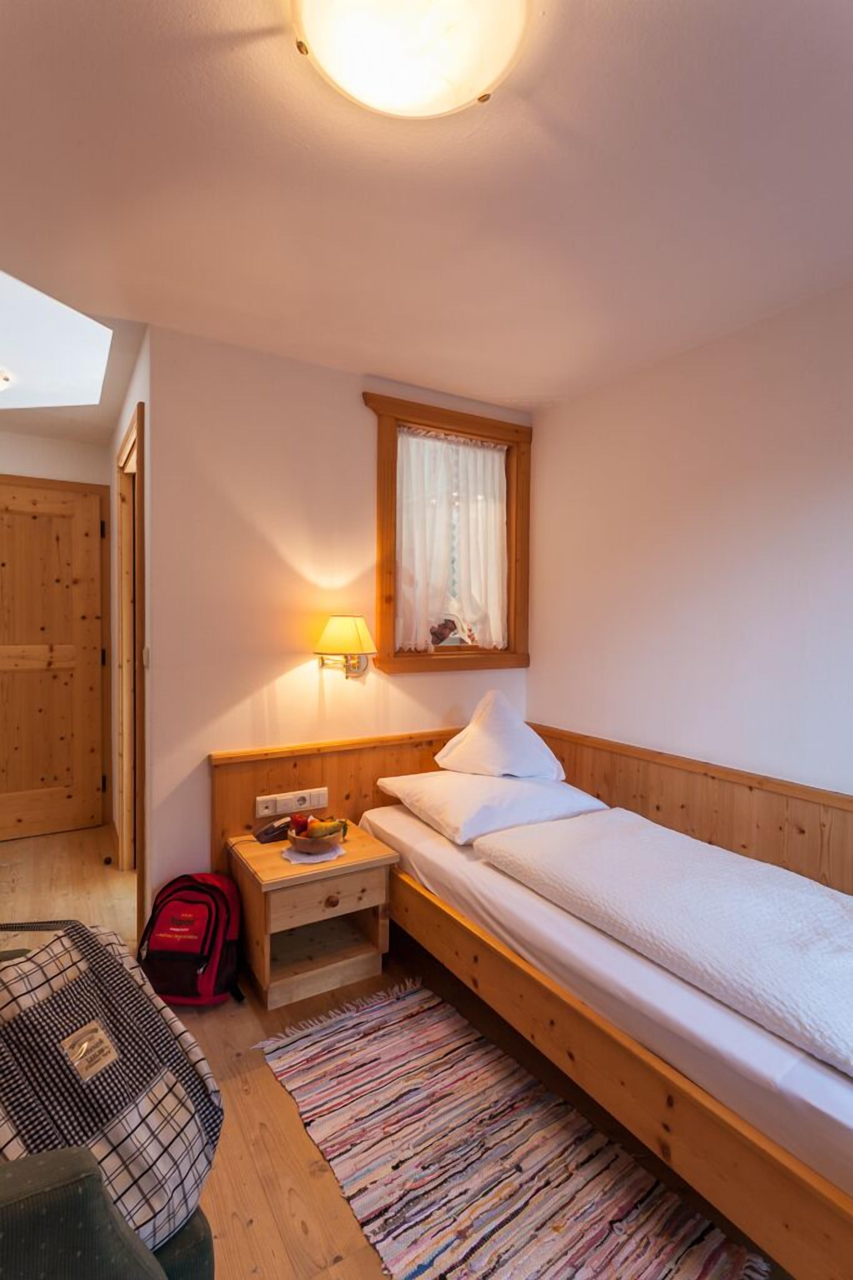 防敏寢具、房內夾萬、免費 Wi-Fi、床單