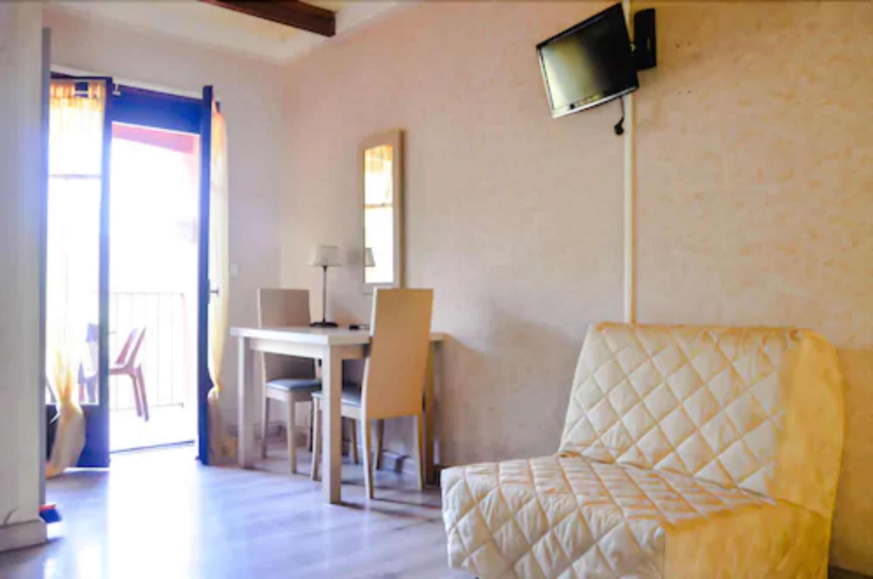 economy twin room | living area | tv