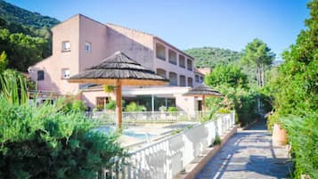 Vista frontal de la propiedad