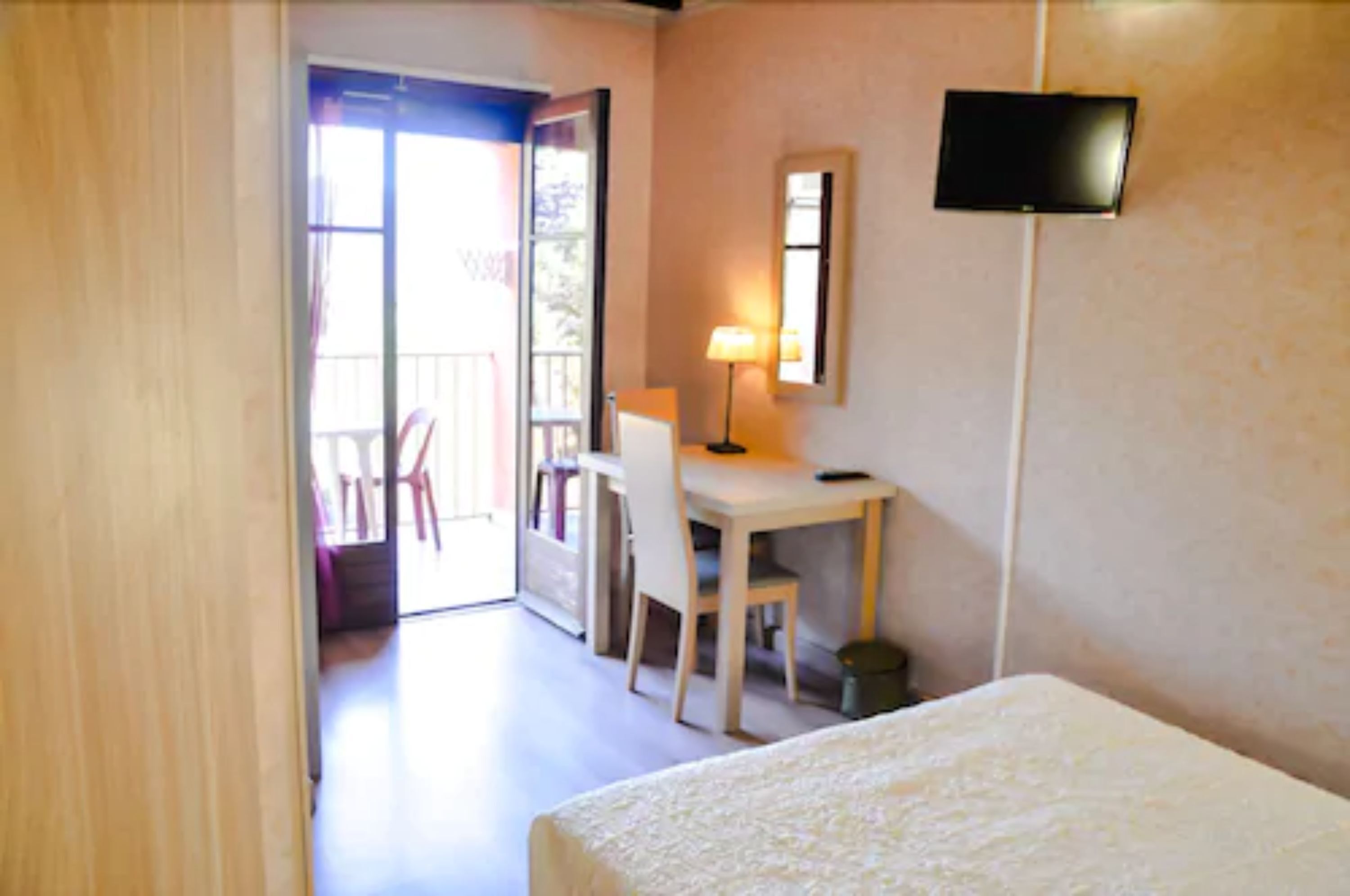 economy twin room | individually decorated, individually furnished, desk, soundproofing