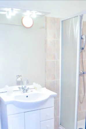 Amenidades de baño gratuitas, secadora de cabello, toallas 