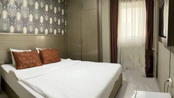 Douche, douche hydromassante, articles de toilette gratuits