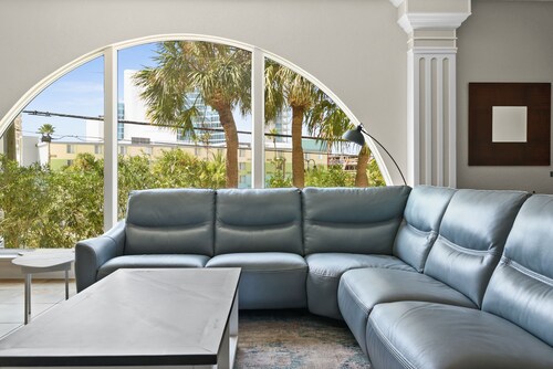  Clearwater Beach Getaway~ 3 Bedroom Waterfront Condo