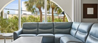  Clearwater Beach Getaway~ 3 Bedroom Waterfront Condo