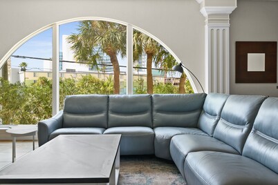  Clearwater Beach Getaway~ 3 Bedroom Waterfront Condo