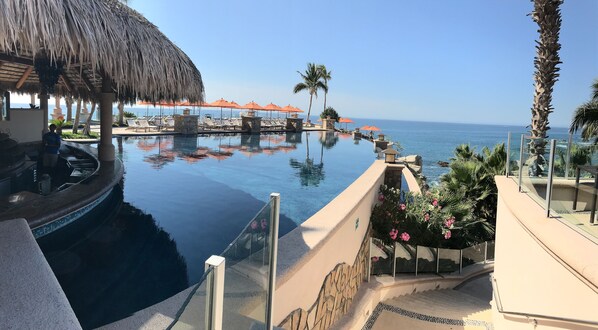 Een buitenzwembad, een verwarmd zwembad