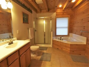 Ensemble baignoire-douche, séchoir à cheveux, bidet, serviettes fournies