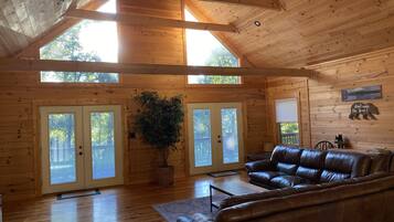 TV connectée, lecteur de DVD, baby-foot, table de tennis de table