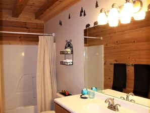 Ensemble baignoire-douche, séchoir à cheveux, bidet, serviettes fournies
