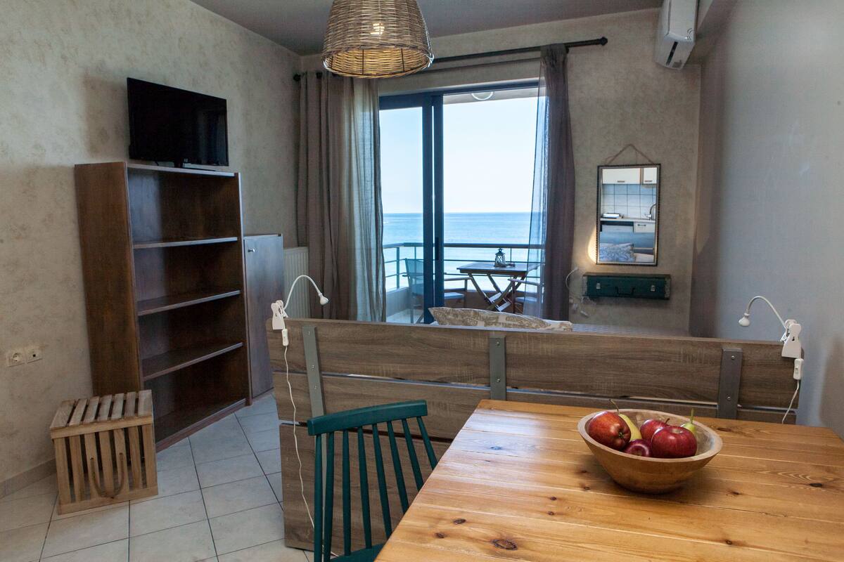 Estudio, vistas al mar (Second Floor) | Zona de estar | Una televisión de pantalla plana