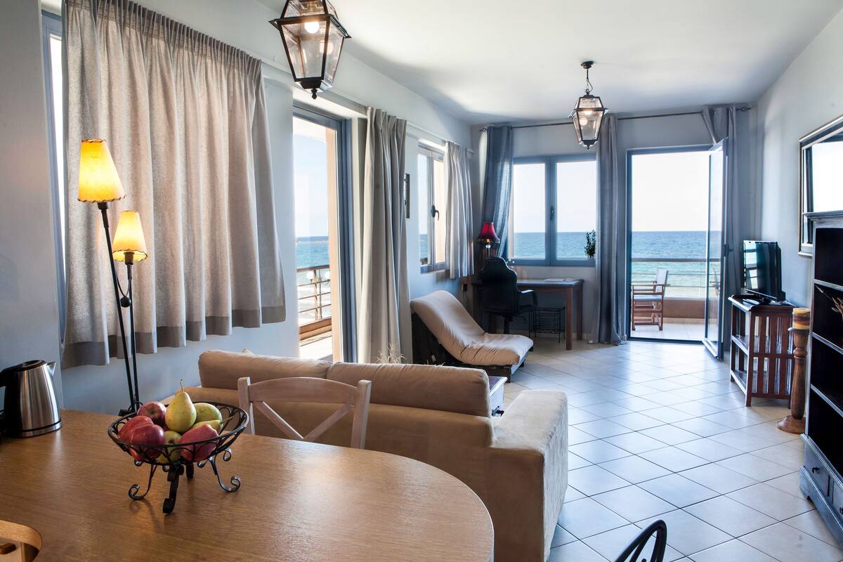 Apartamento, vistas al mar (First Floor) | Zona de estar | Una televisión de pantalla plana