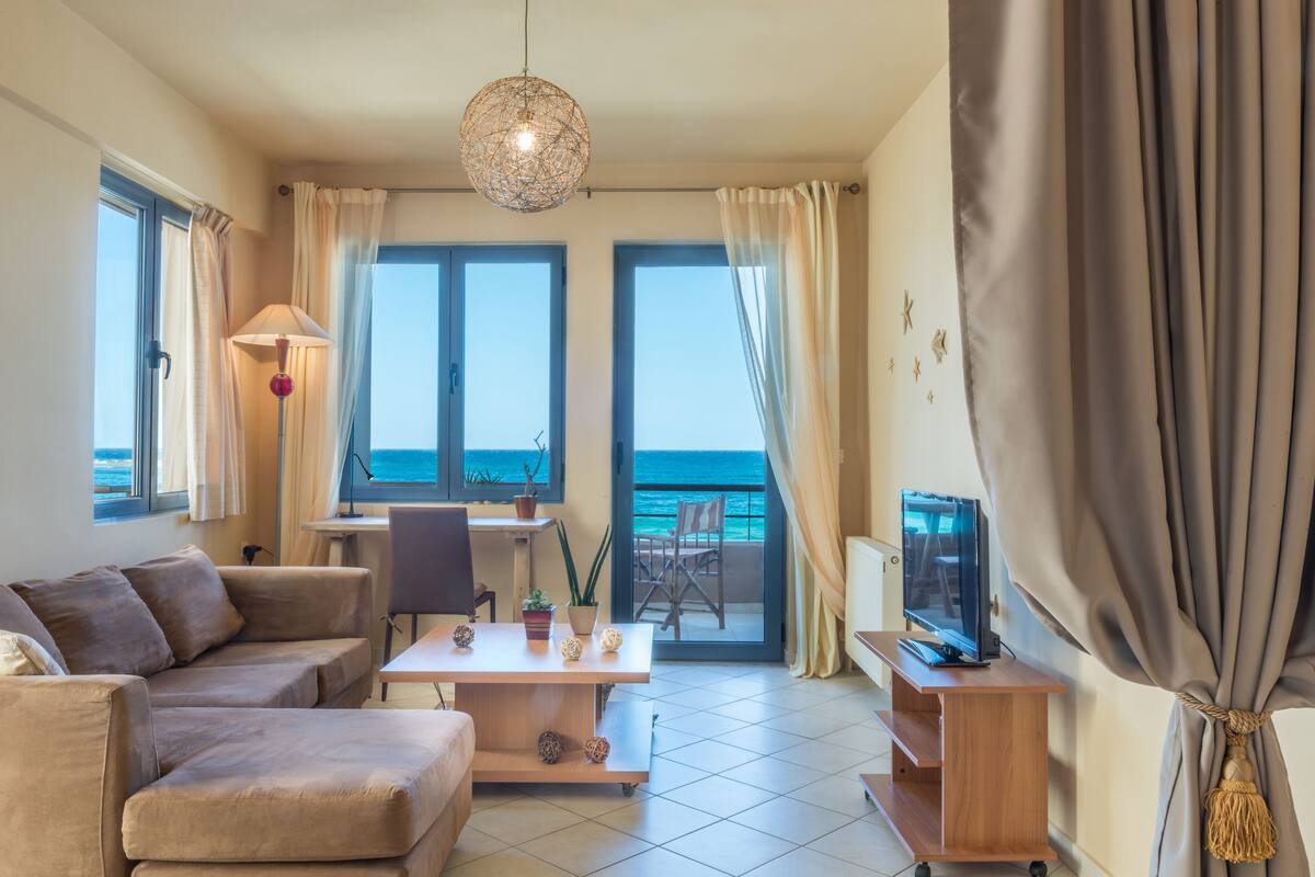 Apartamento, vistas al mar (Second Floor) | Zona de estar | Una televisión de pantalla plana