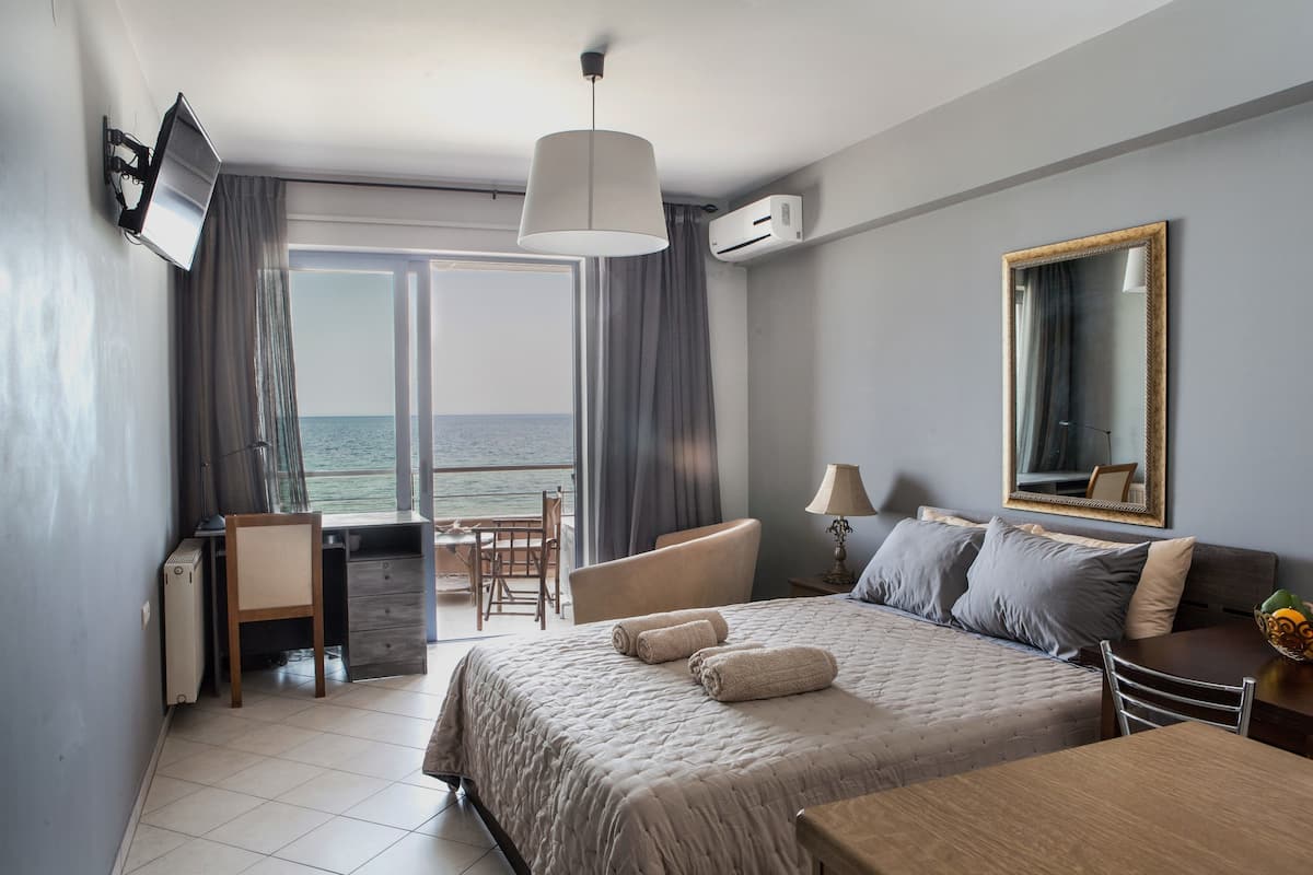 Estudio, vistas al mar (First Floor) | Tabla de planchar con plancha, wifi gratis, ropa de cama