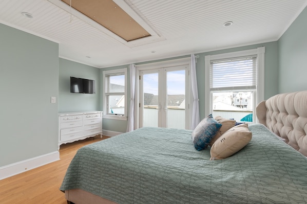 3 bedrooms, desk, iron/ironing board, free WiFi