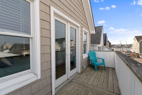 SEA BRIGHT BEACH BEAUTY. 1 block to beach, restaurants, entertainment. 3br, Deck