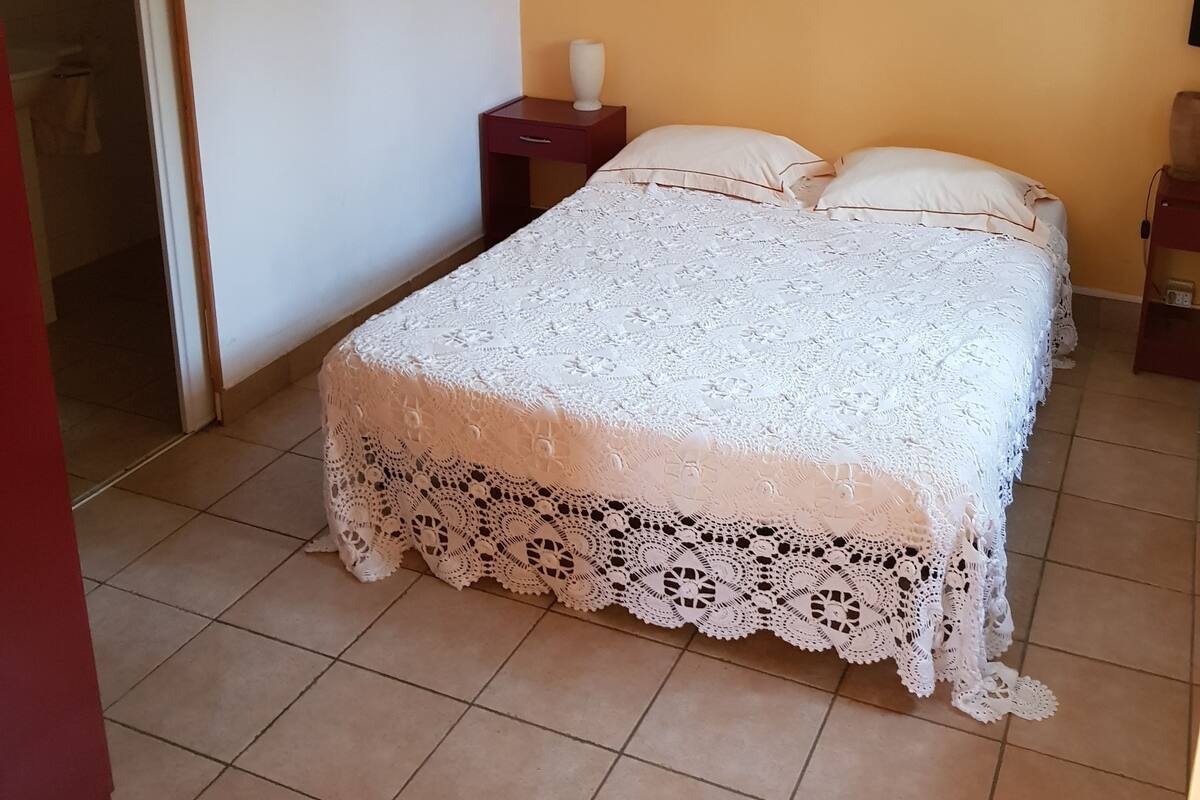 Room (2) | 1 bedroom, individually furnished, iron/ironing board, free WiFi