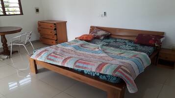 Bungalow Exécutif, 1 grand lit, non-fumeurs | Literie de qualité supérieure, bureau, rideaux occultants