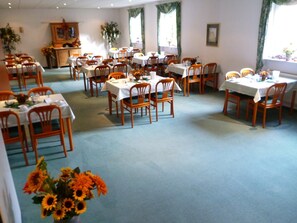 Free daily buffet breakfast - Hotel Brandenburg (Koenigs Wusterhausen)