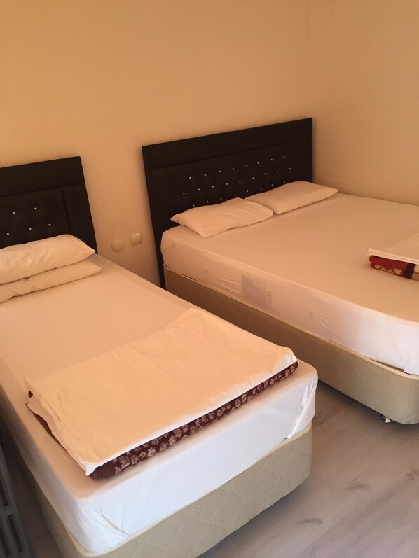 Standard-Dreibettzimmer | Bügeleisen/Bügelbrett, kostenloses WLAN