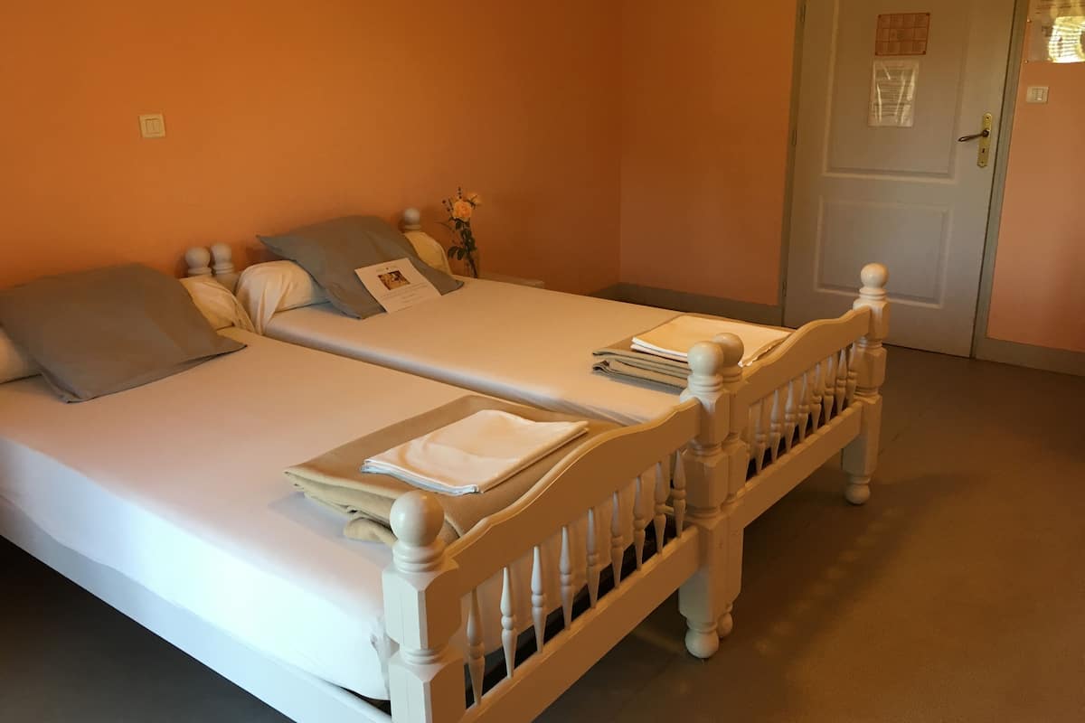 Chambre avec lits jumeaux | Rideaux occultants, lits bébé (gratuits), Wi-Fi gratuit