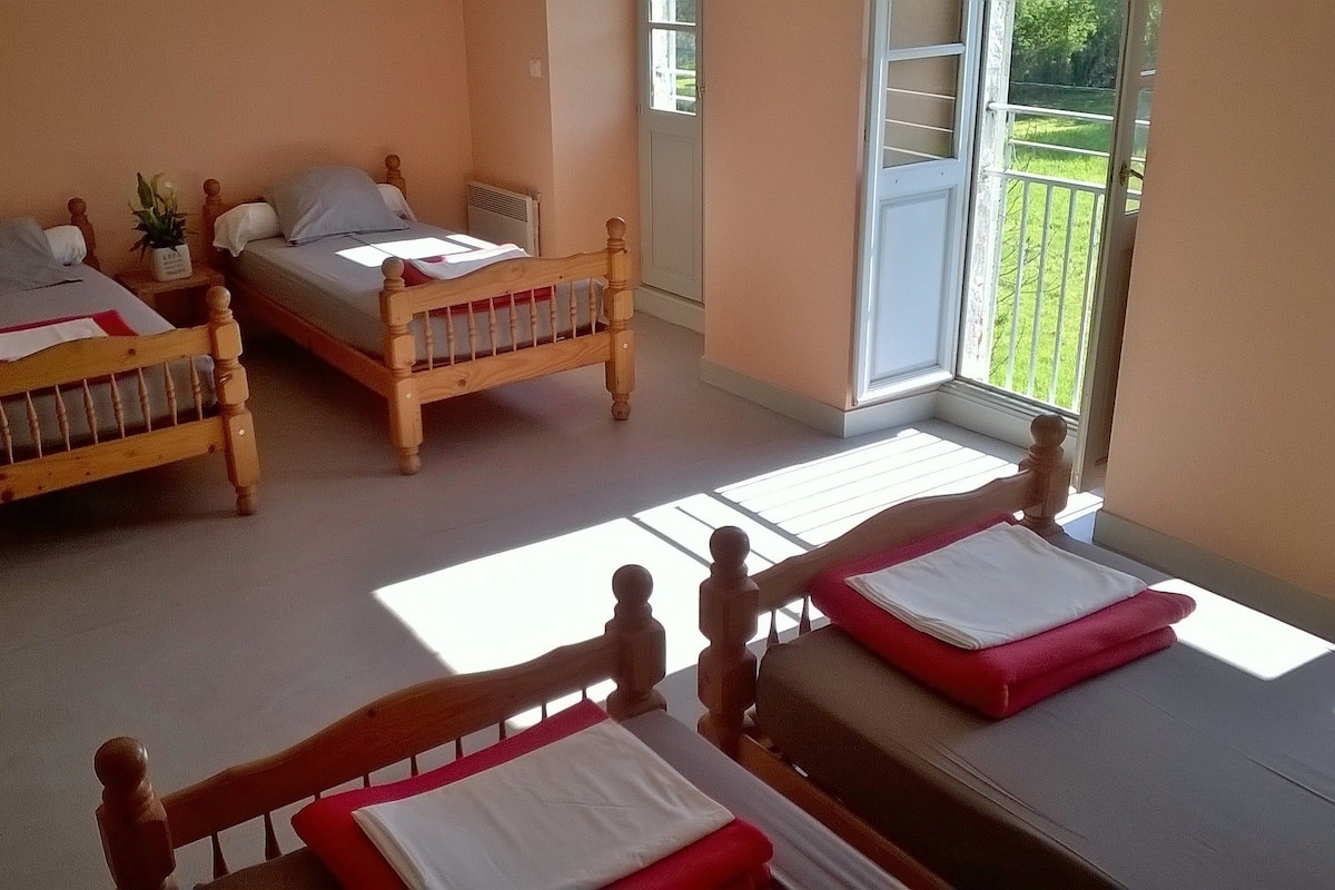 Chambre Quadruple | Rideaux occultants, lits bébé (gratuits), Wi-Fi gratuit