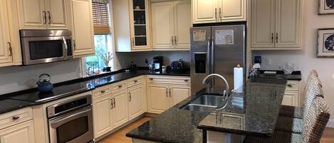 冷蔵庫、電子レンジ、オーブン、コンロ