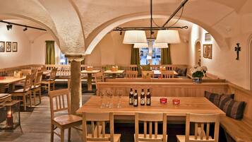 Frühstück, Mittagessen, Abendessen, lokale Küche