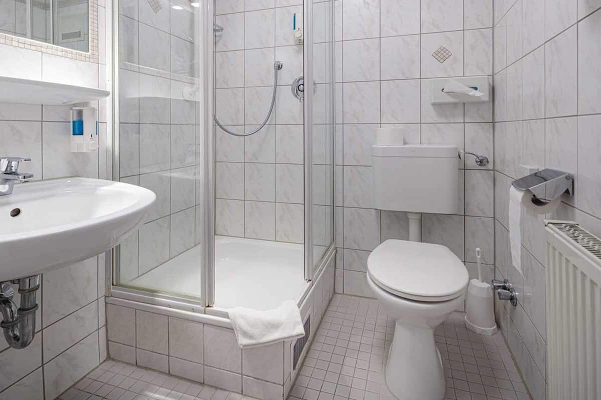 comfort single room | bathroom | towels