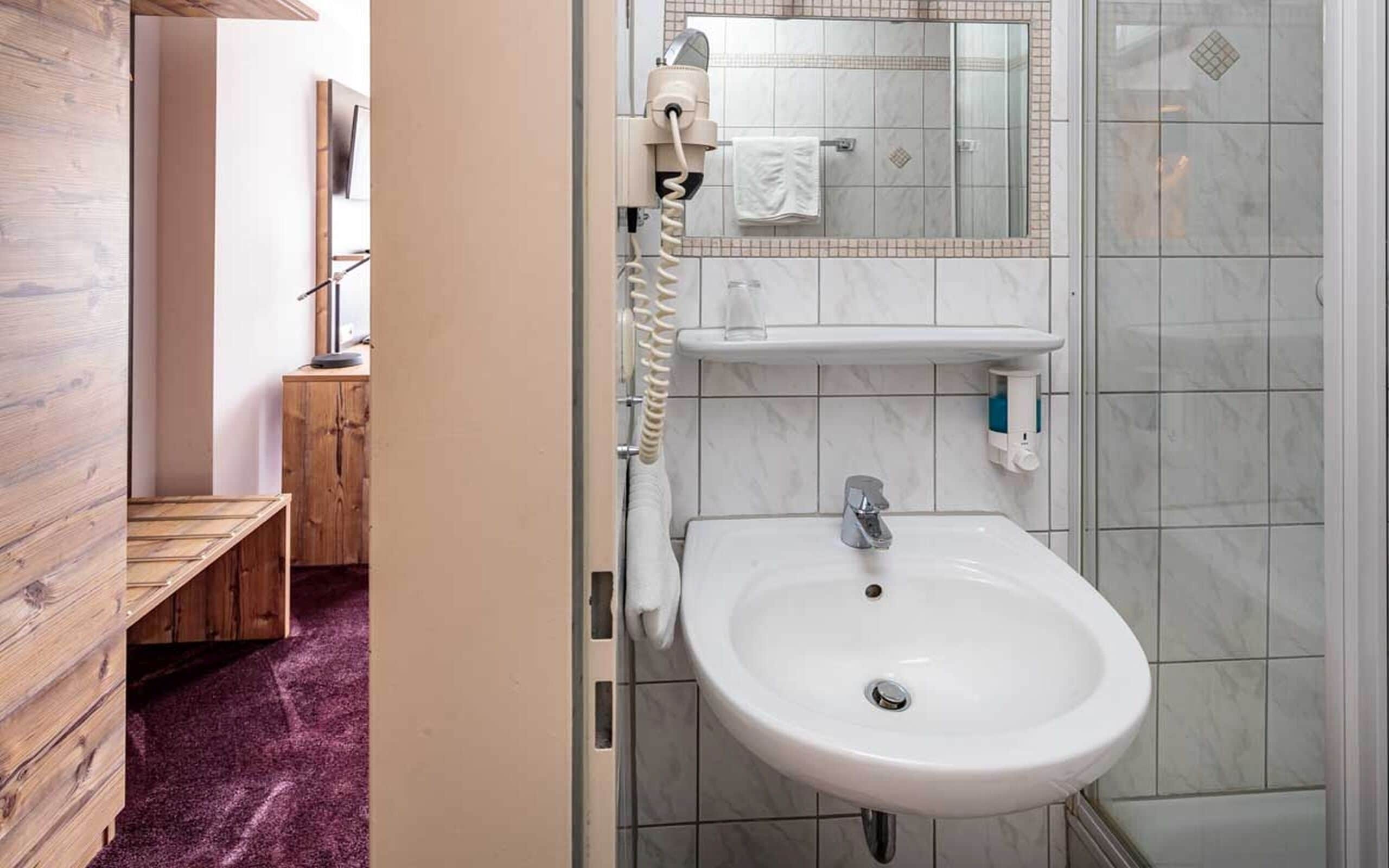 comfort single room | room amenity