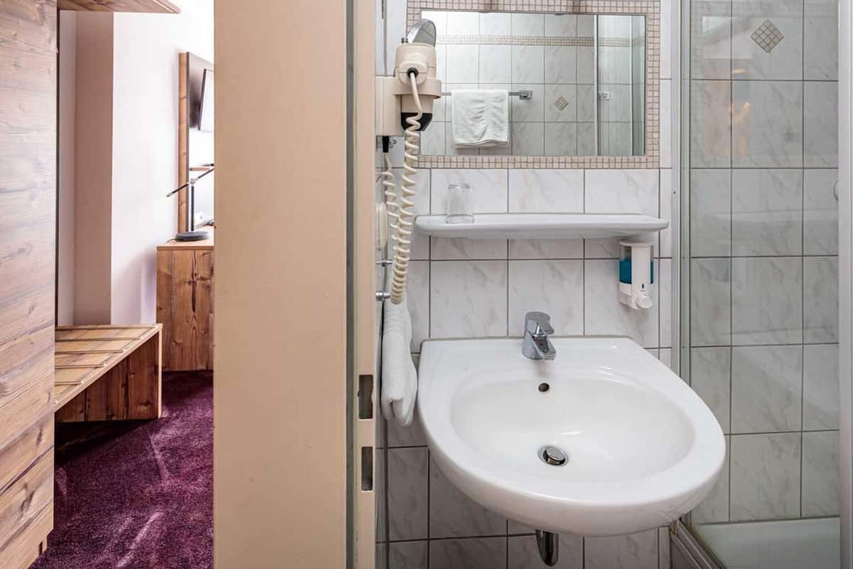 comfort single room | room amenity