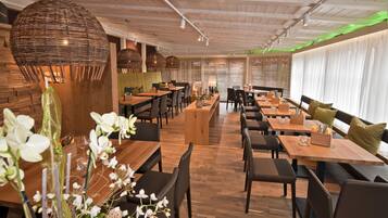 Frühstück, Mittagessen, Abendessen, lokale Küche