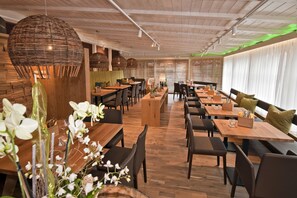 Frokost, lunsj og middag serveres, lokale retter 