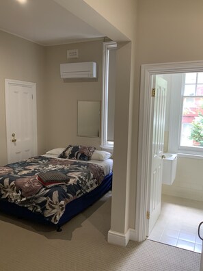 In-room safe, bed sheets - Northlodge Central City Apartments (Perth)