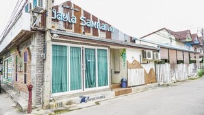 Un edificio con un letrero que dice "Jayla Samran".