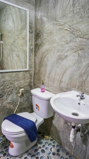 Chambre Standard Double ou avec lits jumeaux | Salle de bain | Douche, articles de toilette gratuits, serviettes fournies