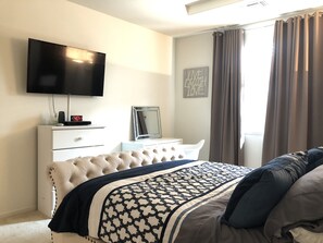 3 bedrooms, iron/ironing board, internet, bed sheets